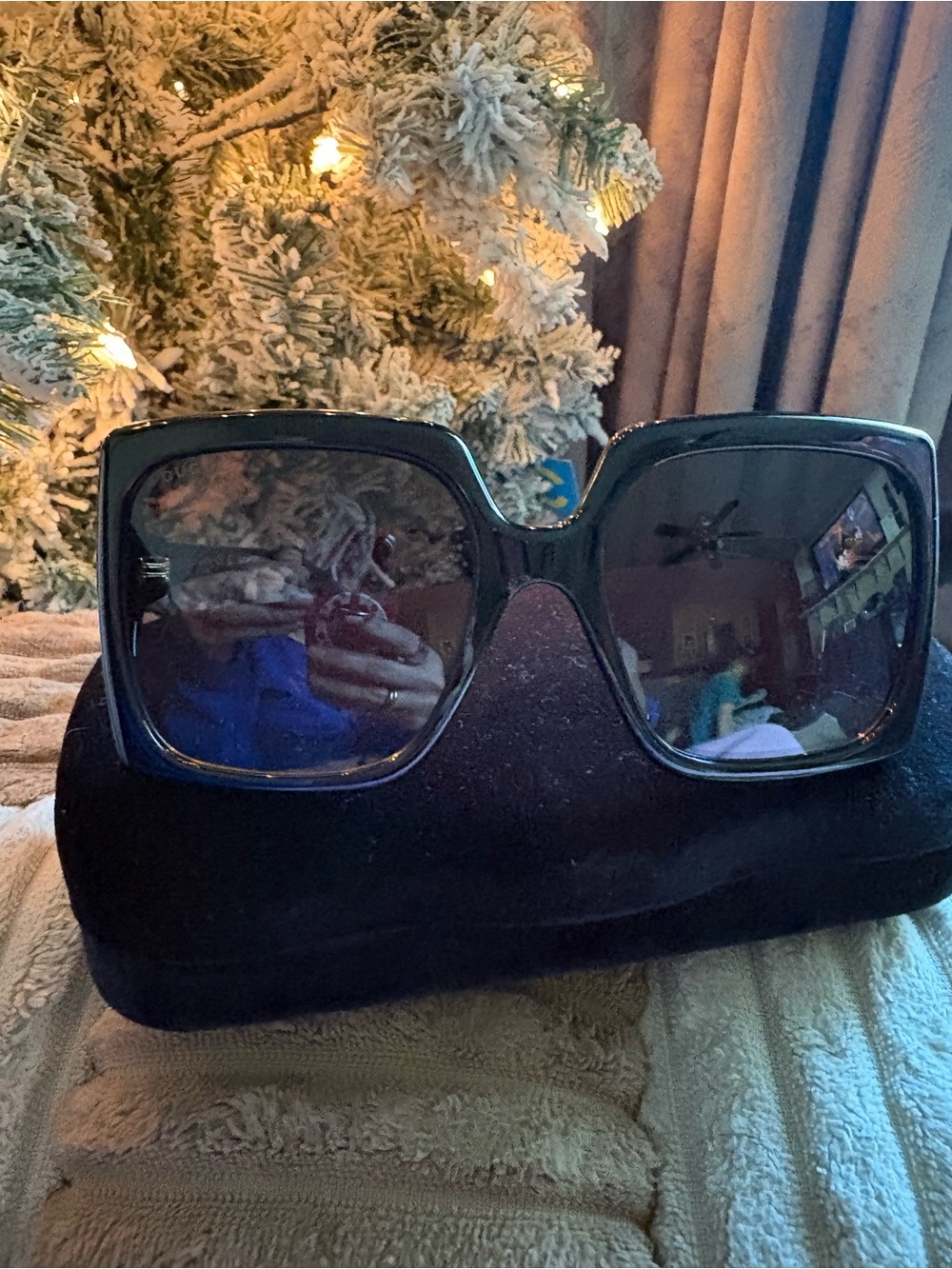 Gucci Oversized Square Black Sunglasses - Picture 4 of 10